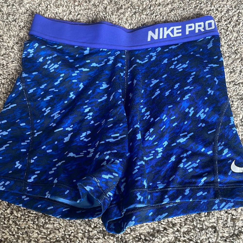 Girls patterned nike pros